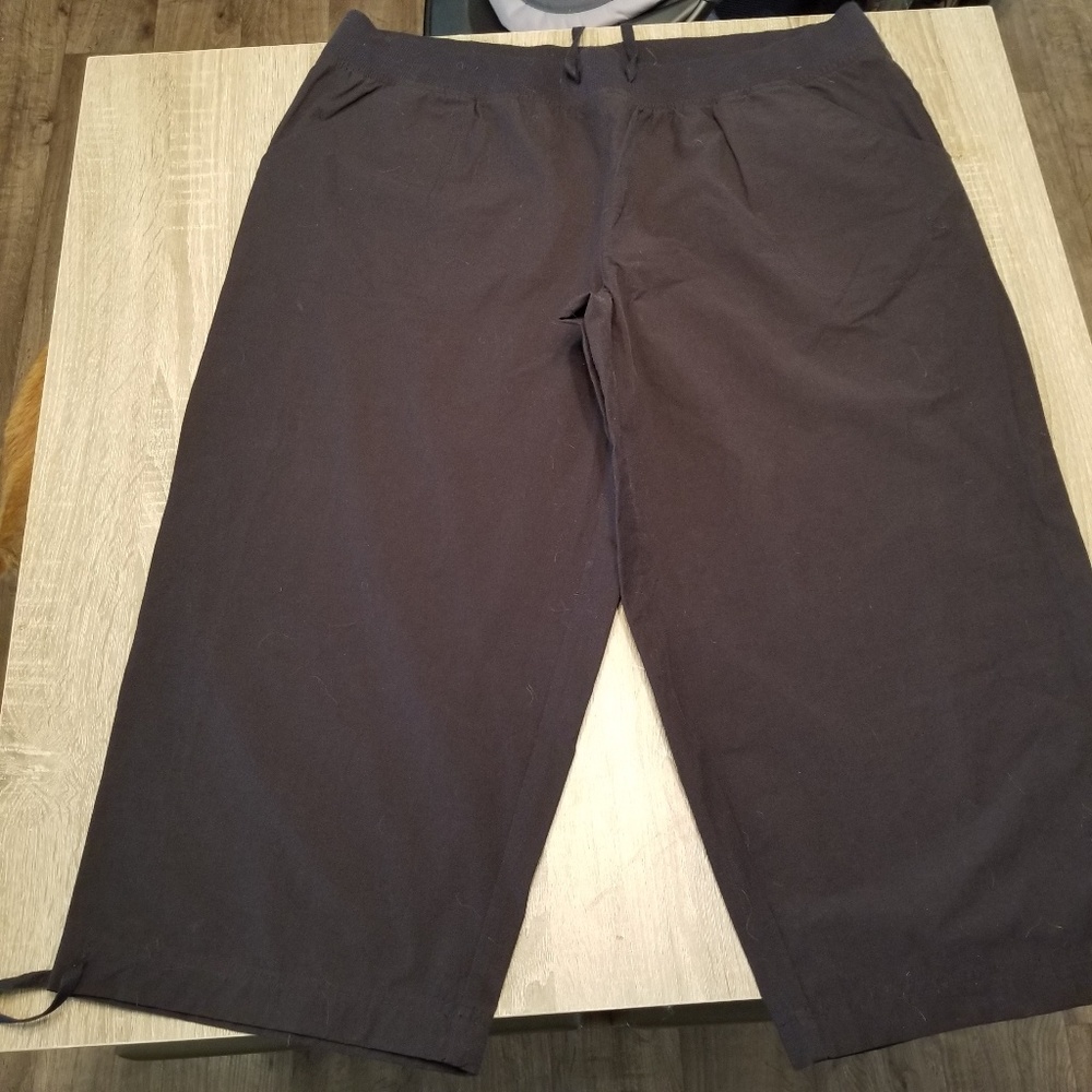Black capris